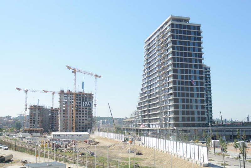 U vreme Vlade Aleksandra Vučića započet je i jedan od trentuno najvećih građevinskih projekata u Evropi - Beograd na vodi, vredan 3,5 milijardi evra. Projektom je predviđeno da se na površini od oko 177 hektara izgradi više od milion kvadratnih metara stambenog prostora i preko 750.000 kvadrata poslovnog i komercijalnog prostora što su kapaciteti koji će omogućiti da na tom prostoru bude više od 13.000 zaposlenih i više od 17.000 stanovnika